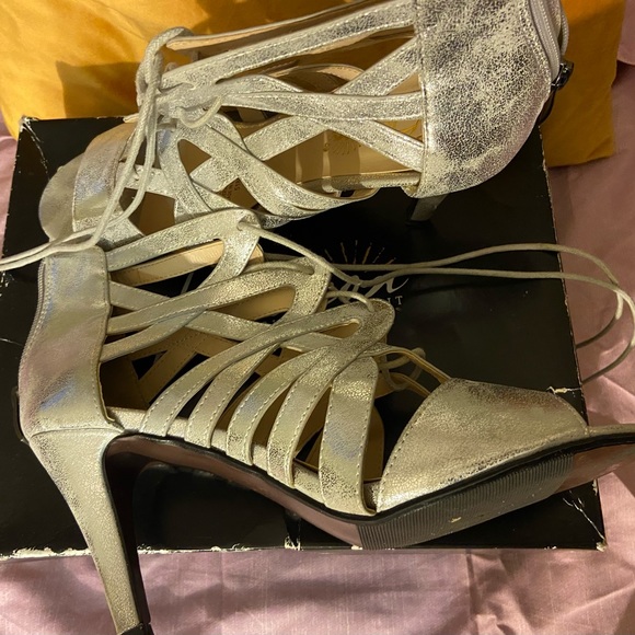 Silver Heels - Picture 2 of 3